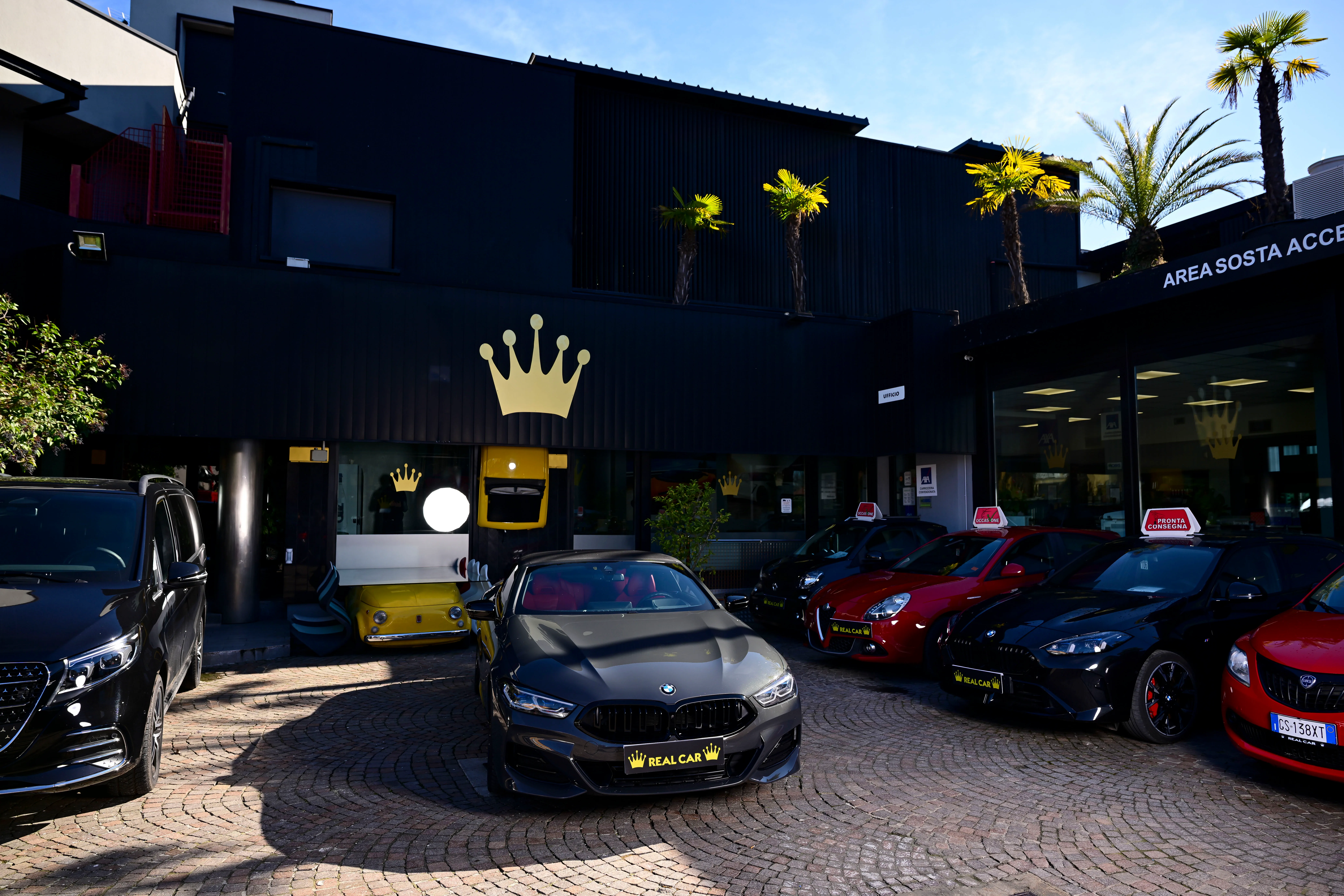 Vista grandangolare del parcheggio Real Car Desio