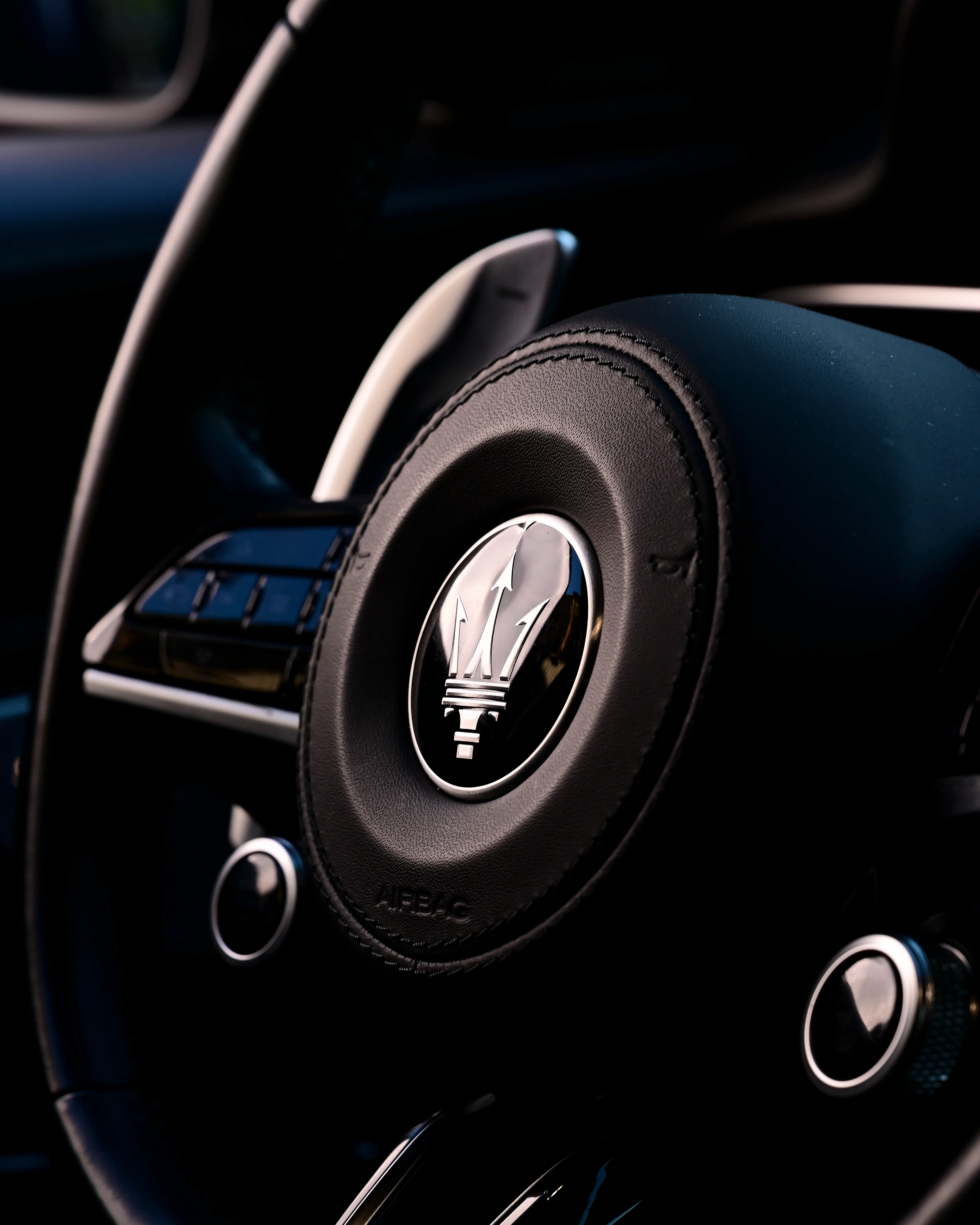 Logo Maserati in dettaglio — Real Car Desio