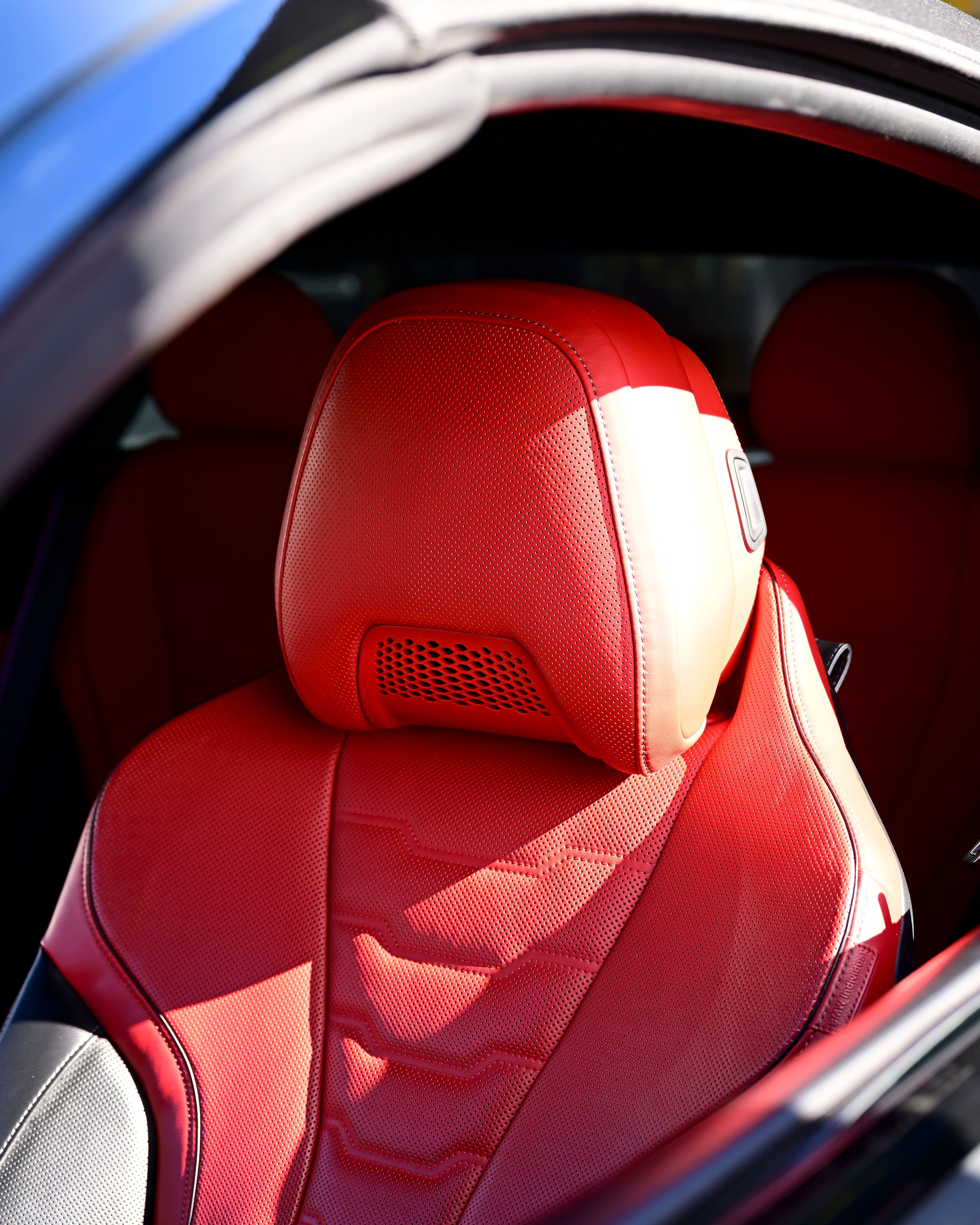 Sedile in pelle rossa — dettaglio interni Real Car